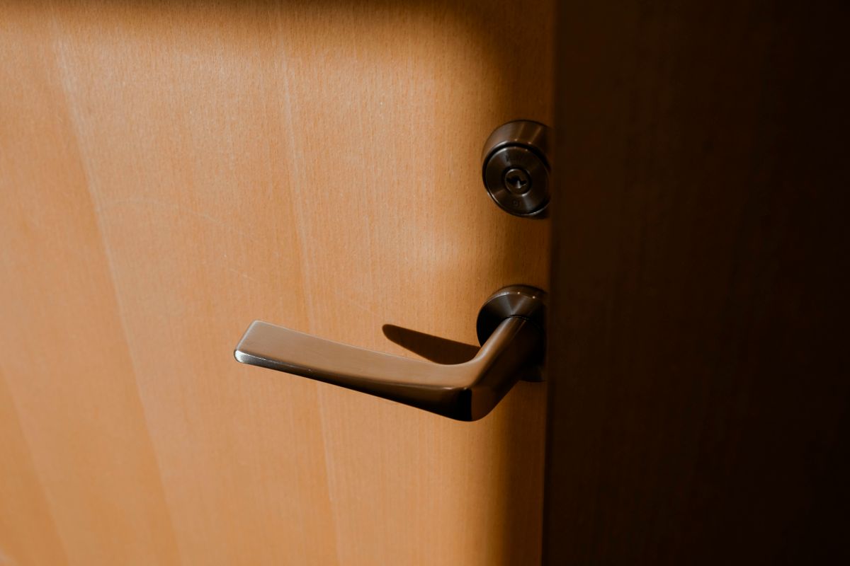 Apartment door handle with a separate deadbolt cylinder